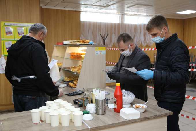 Владельцу кафе «Восток» в Нижнекамске грозит штраф за то, что его сотрудники работали без масок и перчаток