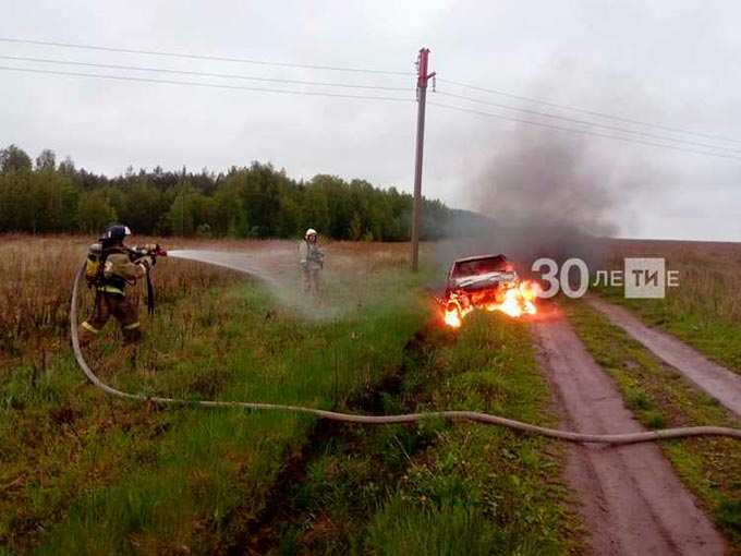 В Татарстане сгорела «легковушка», её водитель сбежал