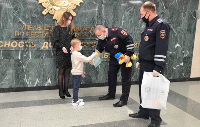 В Татарстане инспекторы ДПС спасли ребёнка с сильным кровотечением