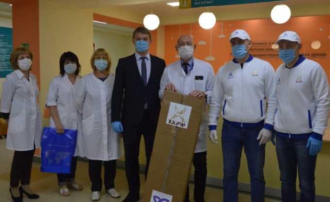 Две тысячи защитных масок передали для врачей нижнекамской детской больницы