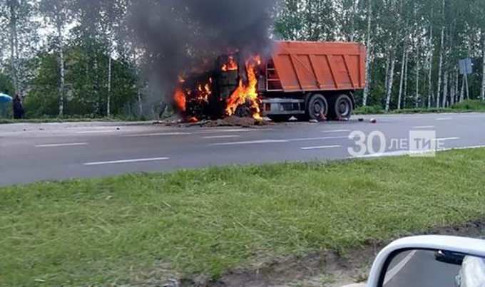 В Татарстане на видео сняли объятый пламенем КамАЗ