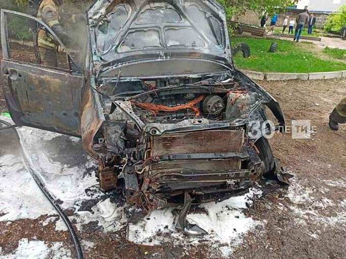 В Татарстане до основания сгорел автомобиль