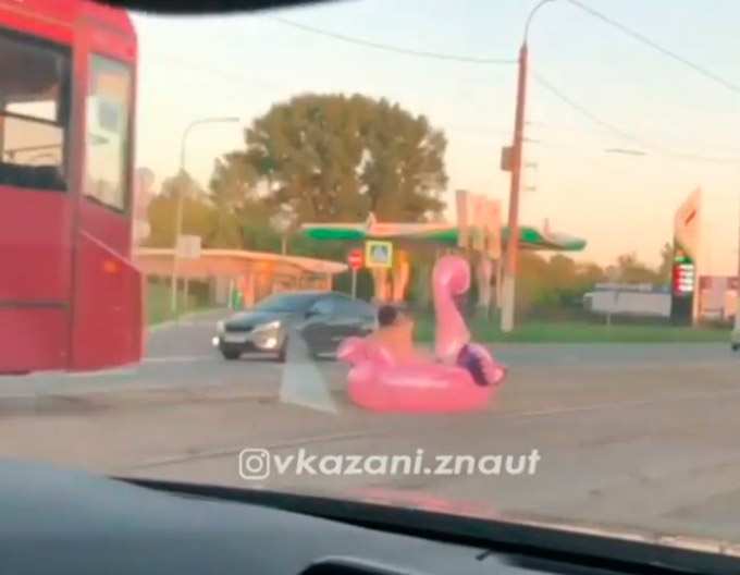 В Казани записали на видео полуголого мужчину на розовом фламинго посреди дороги