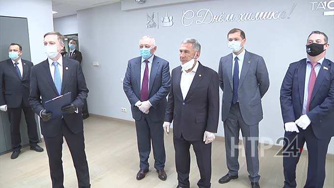 Президент Татарстана поздравил жителей республики с Днем химика
