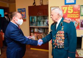 Айдар Метшин лично поздравил нижнекамских ветеранов с праздником