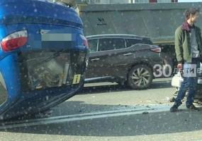 Автомобиль опрокинулся на крышу в Татарстане, водитель в больнице - НТР 24