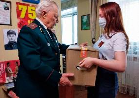 В Нижнекамске волонтёры доставляют ветеранам подарочные продуктовые наборы