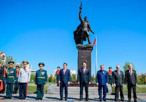 Президент Татарстана открыл памятник Советскому солдату в Казани