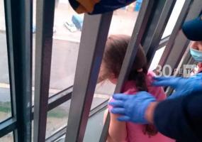 В Татарстане трёхлетняя девочка застряла в балконном ограждении - НТР 24