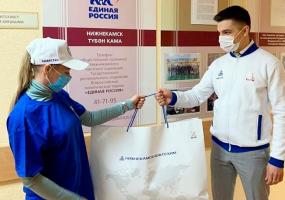 «Нижнекамскнефтехим» передал волонтёрам 500 медицинских масок - НТР 24