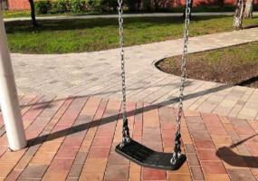 Нижнекамец жалуется на сломанные качели во дворе дома - НТР 24