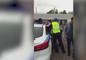 В Нижнекамске разборки между водителем и инспекторами ГИБДД сняла камера видеонаблюдения