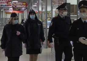 Полицейские в Нижнекамске раздавали маски посетителям торговых центров