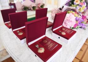 Накануне Дня семьи трёх многодетных матерей Татарстана удостоили медалями - НТР 24