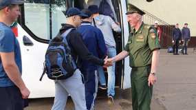 В Нижнекамске к месту отправки новобранцев на службу в армию допустят только родителей