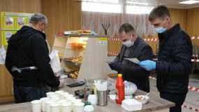 Владельцу кафе «Восток» в Нижнекамске грозит штраф за то, что его сотрудники работали без масок и перчаток
