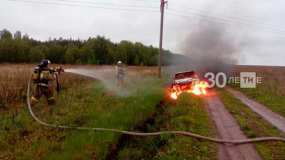 В Татарстане сгорела «легковушка», её водитель сбежал - НТР 24