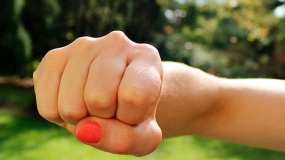 В Татарстане женщина побила незнакомку за то, что та «не так» на неё посмотрела - НТР 24