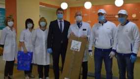 Две тысячи защитных масок передали для врачей нижнекамской детской больницы