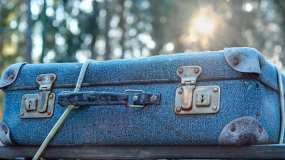 Брошенный на улице в Набережных Челнах синий чемодан напугал горожан - НТР 24