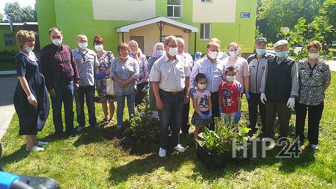 Мэр Нижнекамска принял участие в благоустройстве дворов