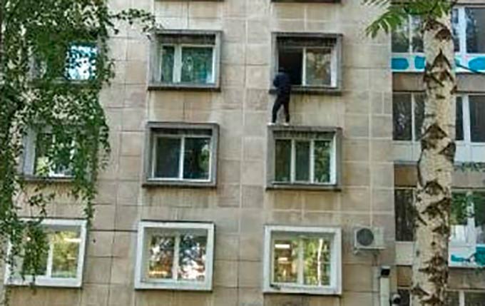 В Татарстане участковый спас мужчину, который собирался спрыгнуть с четвёртого этажа