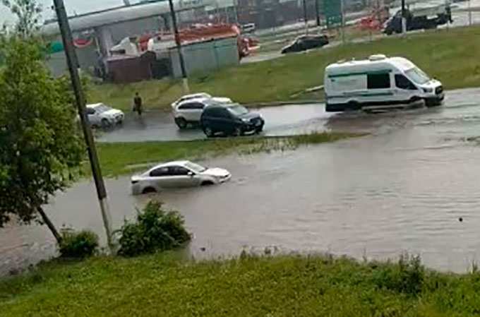 В Нижнекамске после ливня затопило дороги