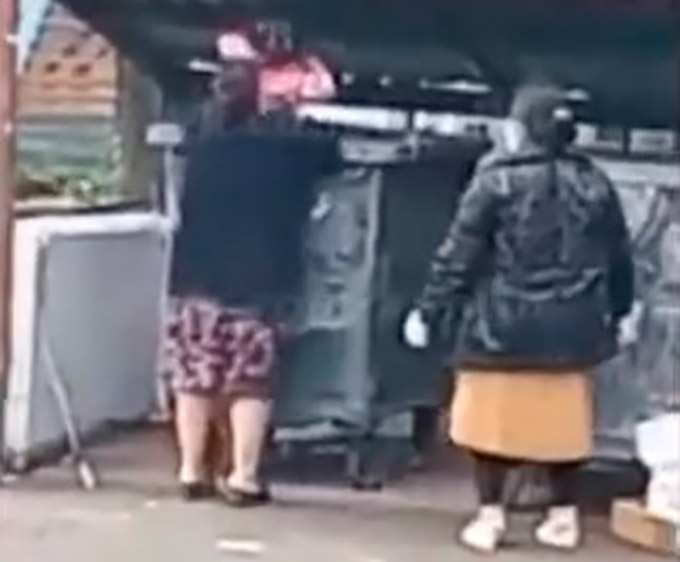 В Казани две женщины посадили девочку в мусорку, чтобы она доставала оттуда просрочку