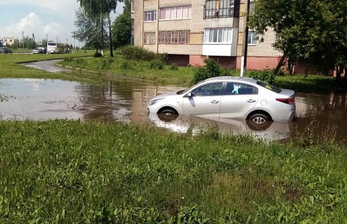 Машина с котом утонула в Нижнекамске после дождя