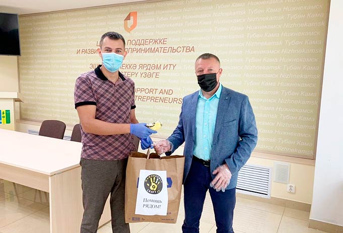 Водители и кондукторы в Нижнекамске получили многоразовые защитные маски