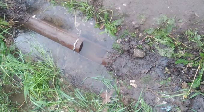 Срезанная труба стала причиной затопления дачных участков в Нижнекамске