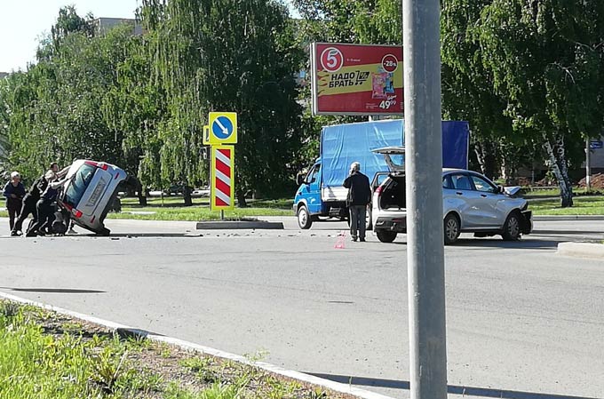 В Нижнекамске после ДТП на перекрестке опрокинулся автомобиль