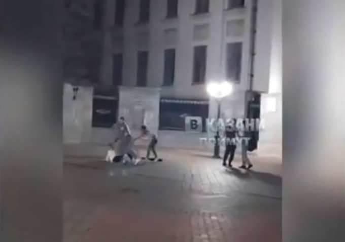 На видео попала массовая драка в центре Казани