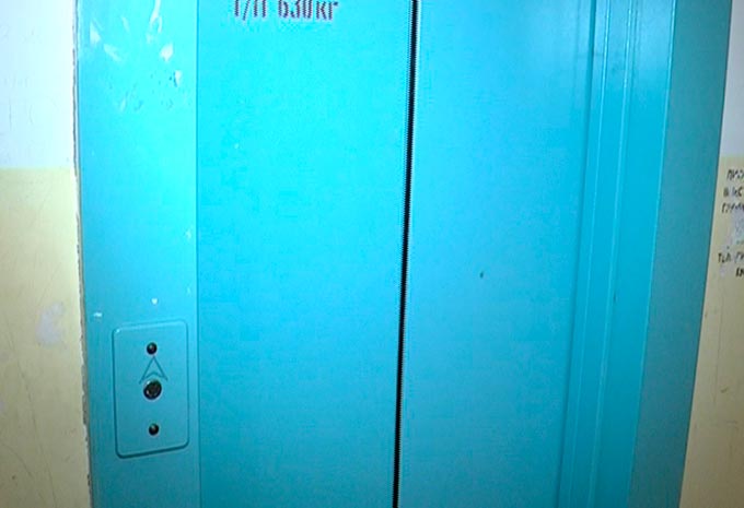 Полиция разыскивает женщину, избившую ребенка в лифте
