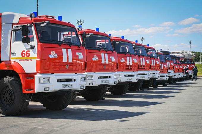 Пожарные Татарстана оценили новую технику, ключи от которой им вручил Минниханов