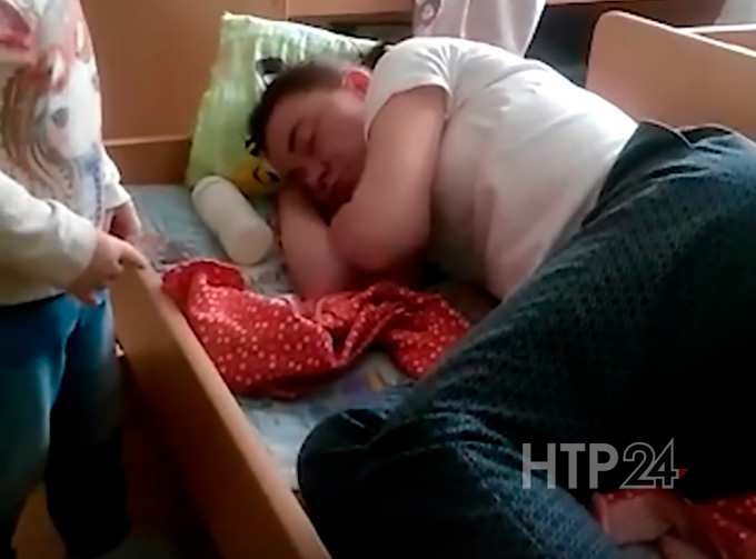 Видео: Пьяная воспитательница детсада уснула в детской кроватке