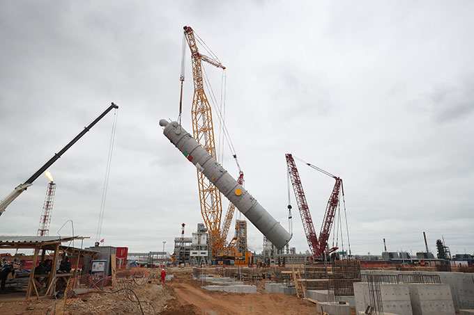 Появились фото установки 600-тонной колонны на заводе в Нижнекамске