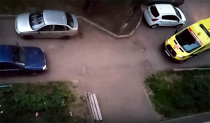 В Нижнекамске обсуждают поведение водителя, не уступившего дорогу «скорой»