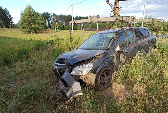 В Нижнекамском районе машина с шестилетним пассажиром влетела в забор