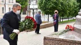 В Казани Рустам Минниханов возложил к памятнику Пушкину букет красных роз