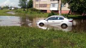 Машина с котом утонула в Нижнекамске после дождя