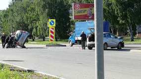 В Нижнекамске после ДТП на перекрестке опрокинулся автомобиль