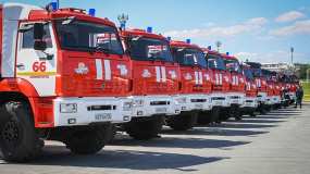 Пожарные Татарстана оценили новую технику, ключи от которой им вручил Минниханов