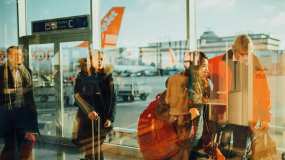 Мужчину, запустившего порноролик в аэропорту Казани, будут судить - НТР 24