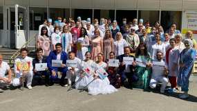 В Нижнекамске артисты устроили уличный концерт для врачей в преддверии Дня медработника - НТР 24