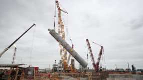 Появились фото установки 600-тонной колонны на заводе в Нижнекамске - НТР 24