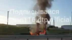 На видео сняли горящий на трассе в Татарстане автомобиль