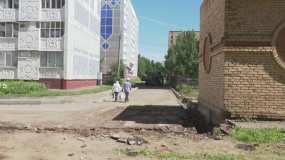 Жильцам дома в Нижнекамске объяснили, почему ремонт двора идет не по плану