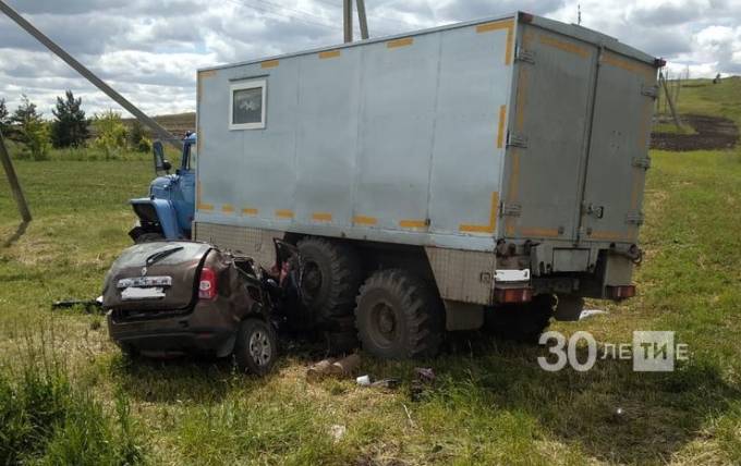 Иномарка «залетела» под встречный грузовик на трассе в Татарстане