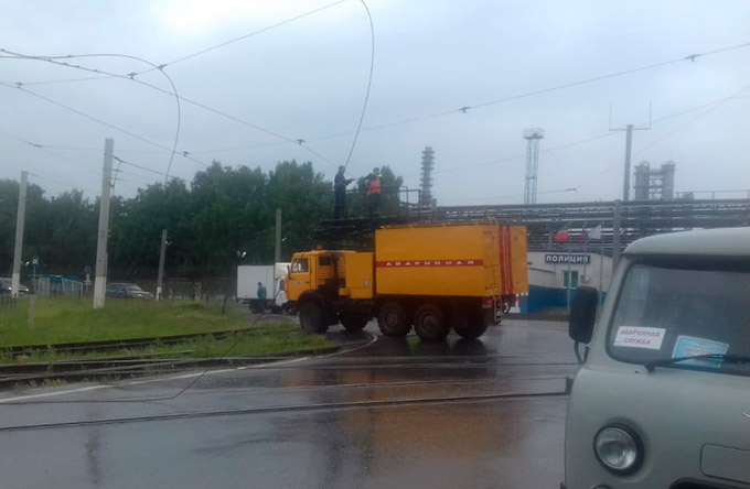 В Нижнекамске бетононасос оборвал трамвайный провод